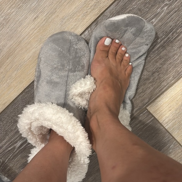 Fuzzy bootie slippers in gray and white size 7 - Picture 8 of 8
